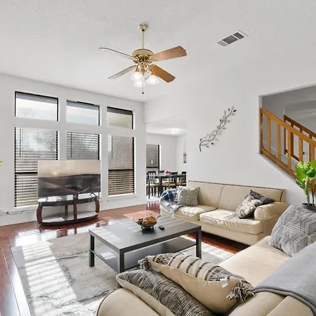 Quiet - Family - Free Pizza - Big Backyard - Sleeps 8 Villa