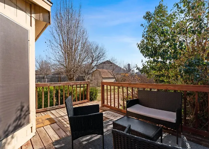 Holiday home Quiet - Family - Free Pizza - Big Backyard - Sleeps 8 *