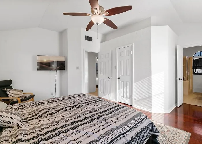Holiday home Quiet - Family - Free Pizza - Big Backyard - Sleeps 8