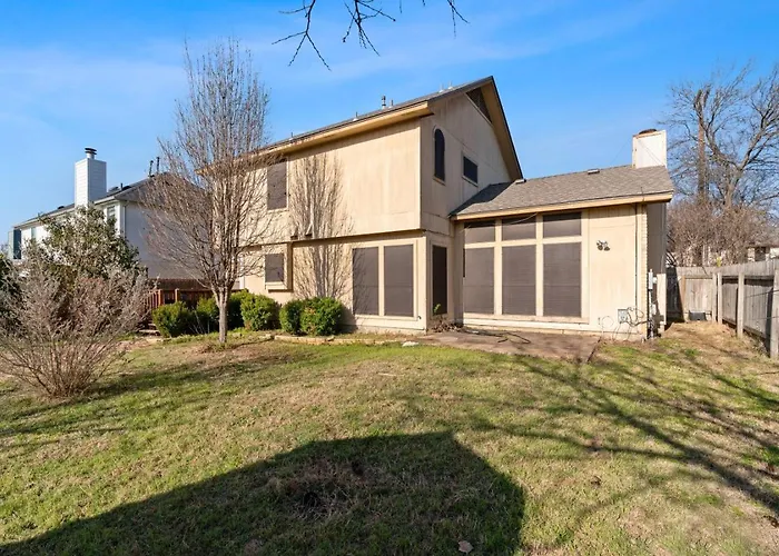 Quiet - Family - Free Pizza - Big Backyard - Sleeps 8 *