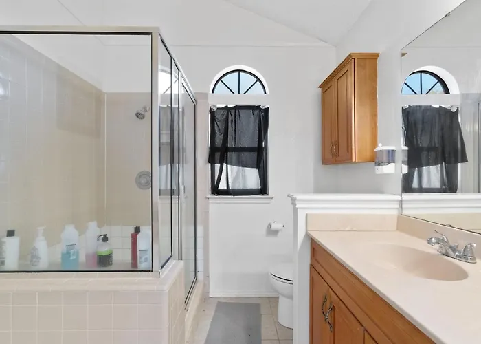 Quiet - Family - Free Pizza - Big Backyard - Sleeps 8 * Round Rock