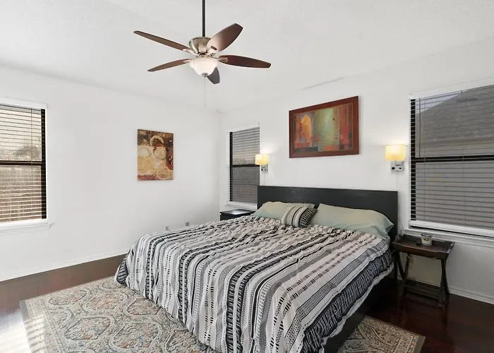 Quiet - Family - Free Pizza - Big Backyard - Sleeps 8 * Round Rock