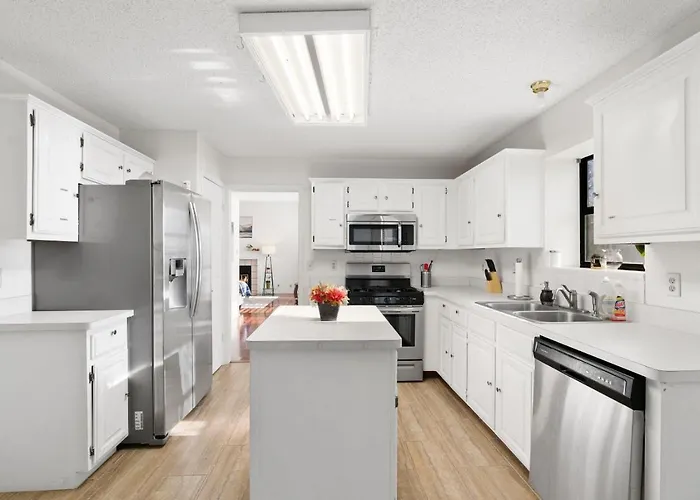 Quiet - Family - Free Pizza - Big Backyard - Sleeps 8 Holiday home