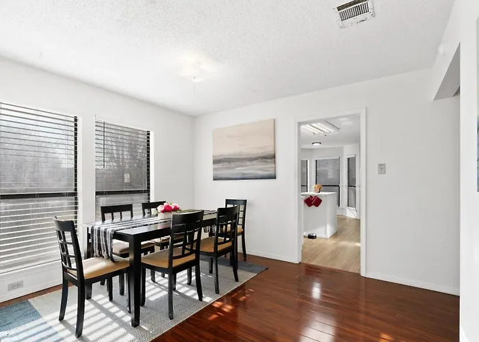 Quiet - Family - Free Pizza - Big Backyard - Sleeps 8 *