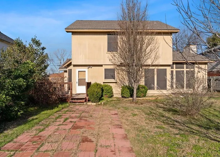 Quiet - Family - Free Pizza - Big Backyard - Sleeps 8 Holiday home